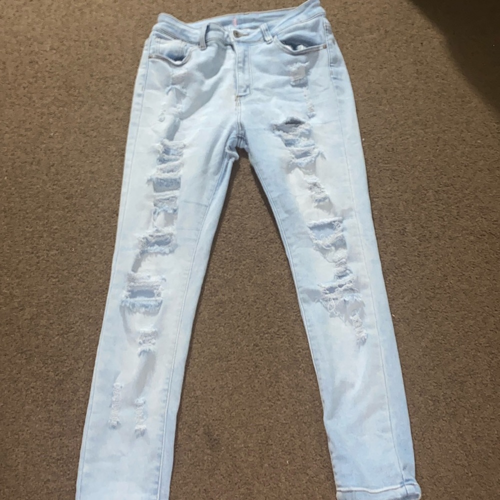 Idk da brand,used ofc,light blue jeans,ripped jeans from da pockets to the knees